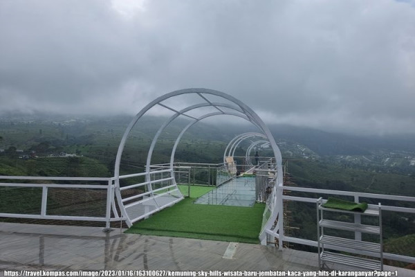 Uniknya Jembatan Kaca Kemuning Sky Hills, Wisata Baru Karanganyar
